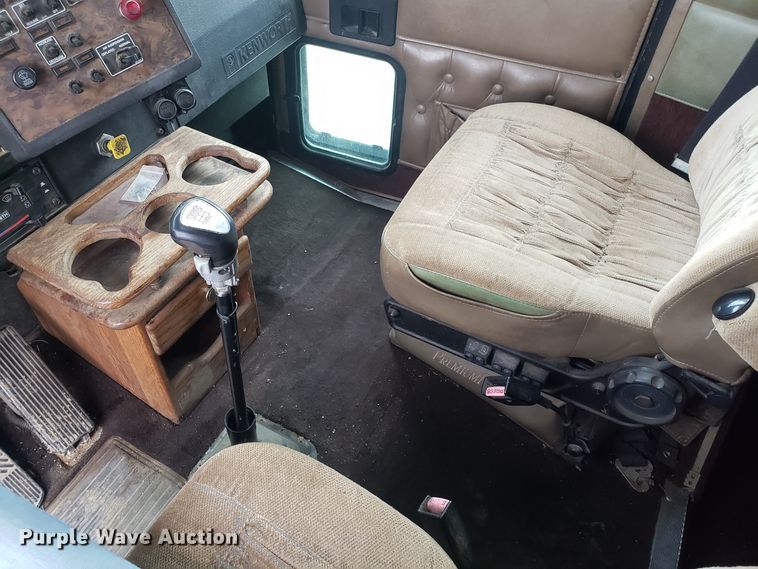 image for item ET9933 1999 Kenworth T600 utility truck