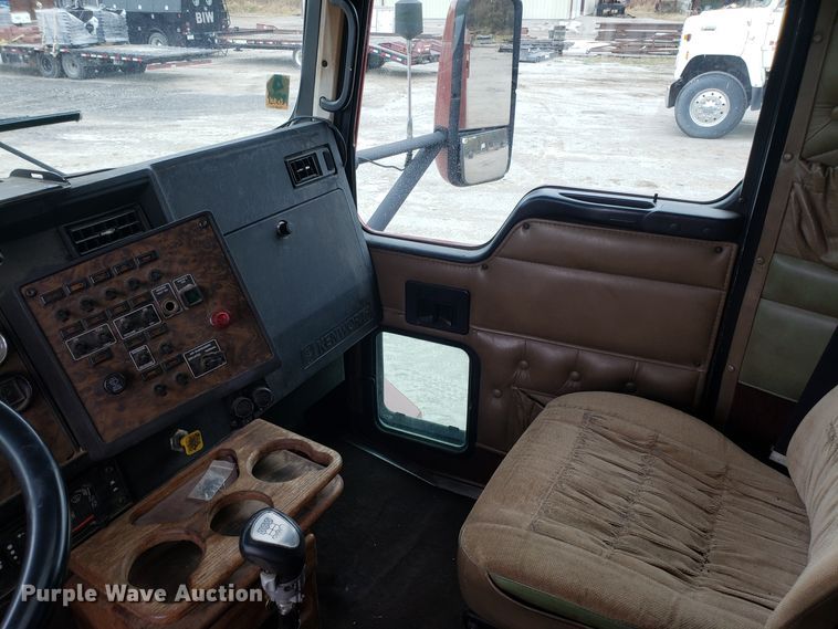 image for item ET9933 1999 Kenworth T600 utility truck