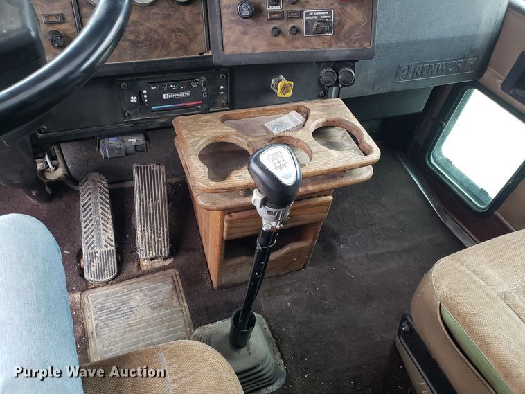 image for item ET9933 1999 Kenworth T600 utility truck