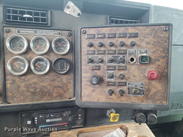 image for item ET9933 1999 Kenworth T600 utility truck