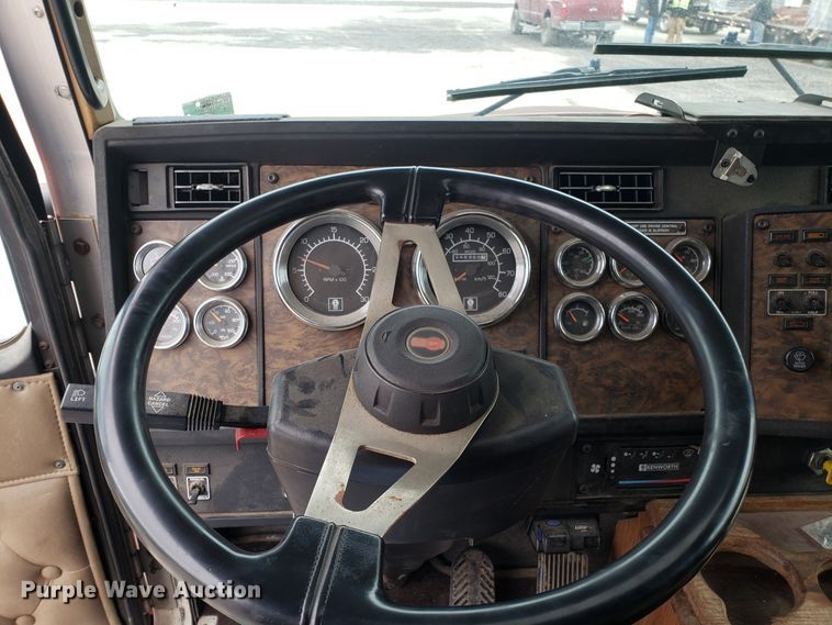 image for item ET9933 1999 Kenworth T600 utility truck