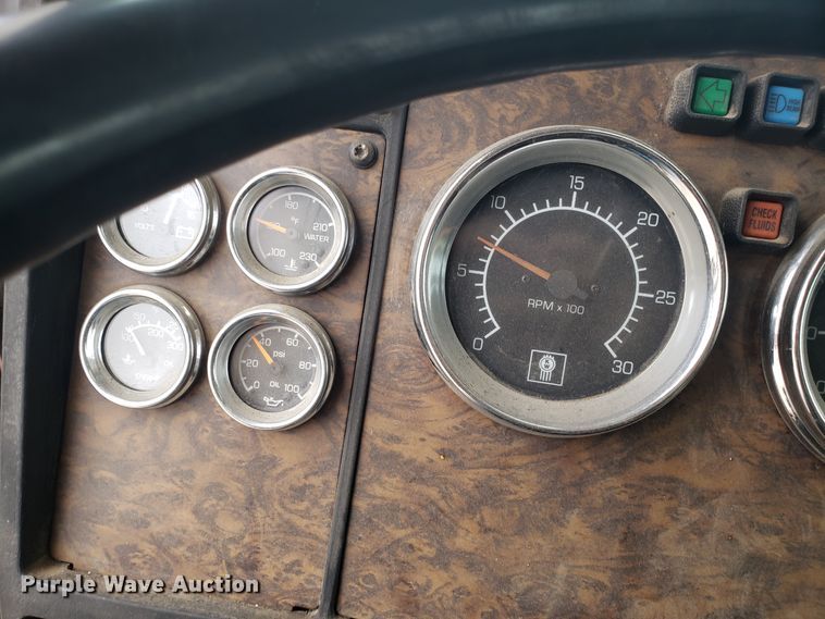 image for item ET9933 1999 Kenworth T600 utility truck