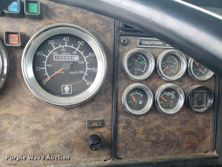 image for item ET9933 1999 Kenworth T600 utility truck