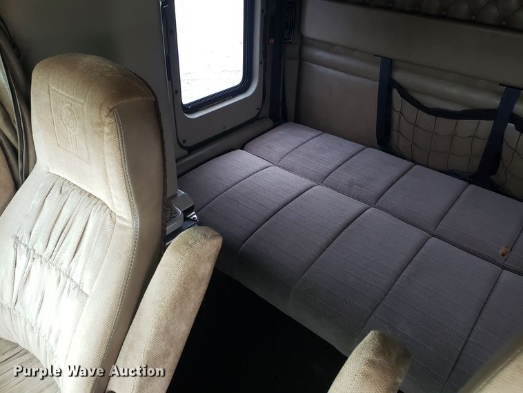 image for item ET9933 1999 Kenworth T600 utility truck