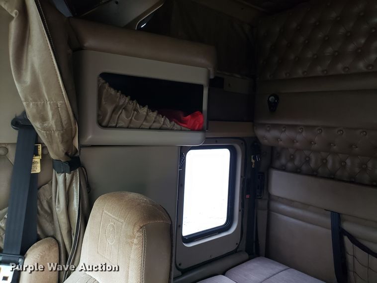 image for item ET9933 1999 Kenworth T600 utility truck