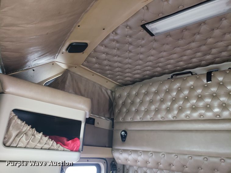 image for item ET9933 1999 Kenworth T600 utility truck