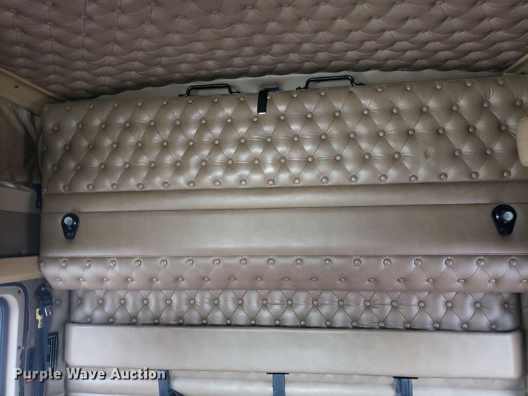 image for item ET9933 1999 Kenworth T600 utility truck