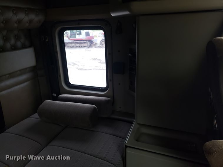 image for item ET9933 1999 Kenworth T600 utility truck