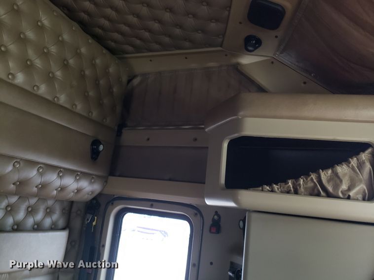 image for item ET9933 1999 Kenworth T600 utility truck