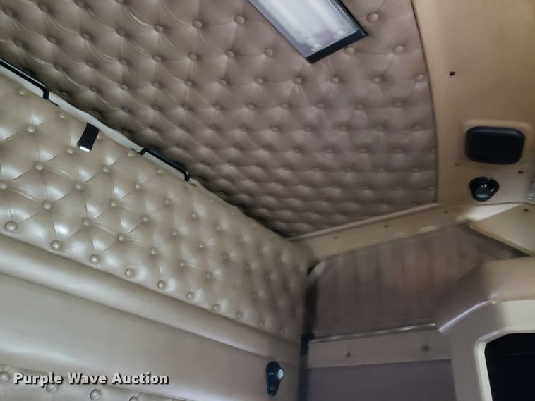 image for item ET9933 1999 Kenworth T600 utility truck