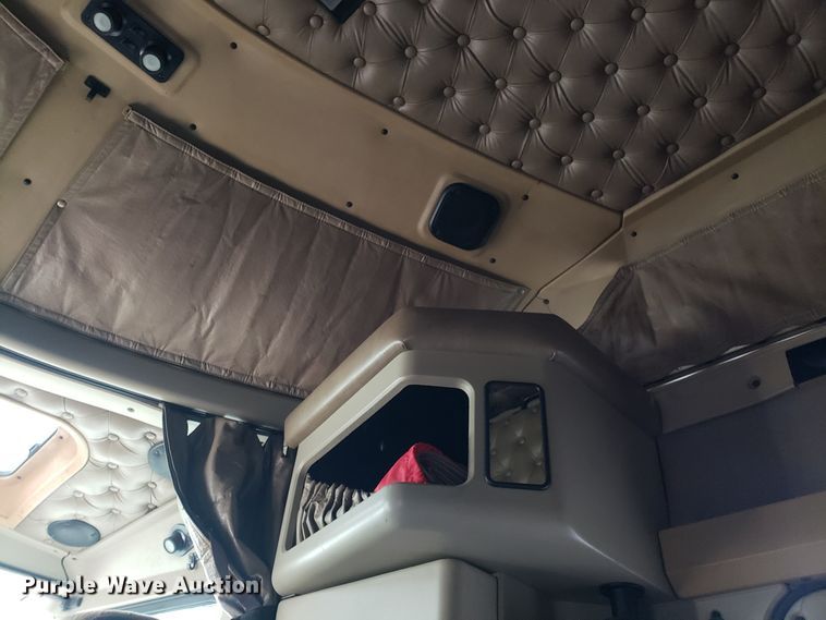 image for item ET9933 1999 Kenworth T600 utility truck