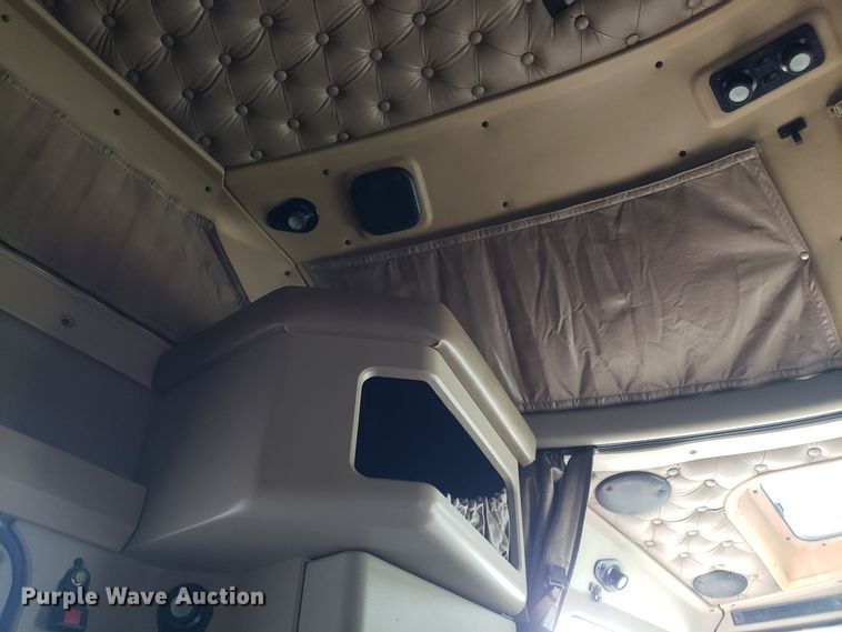 image for item ET9933 1999 Kenworth T600 utility truck