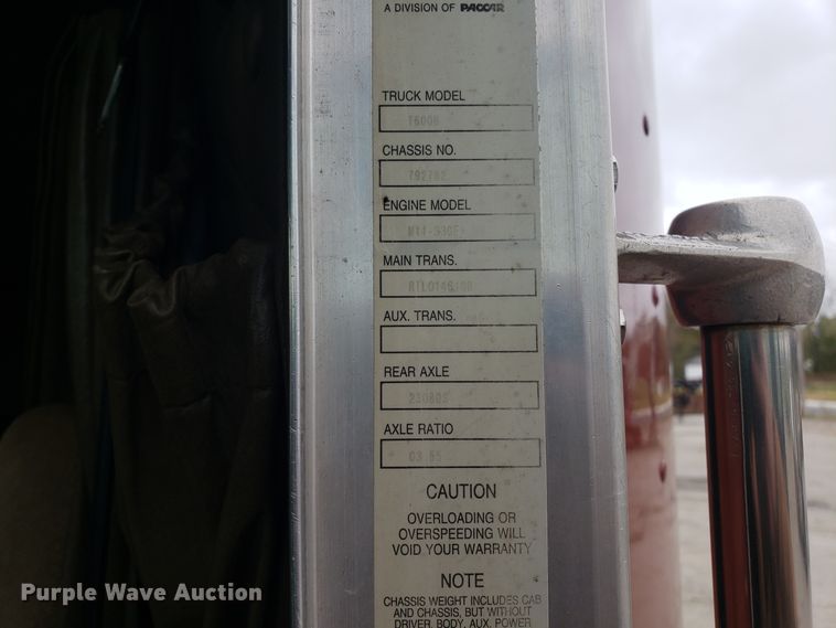 image for item ET9933 1999 Kenworth T600 utility truck