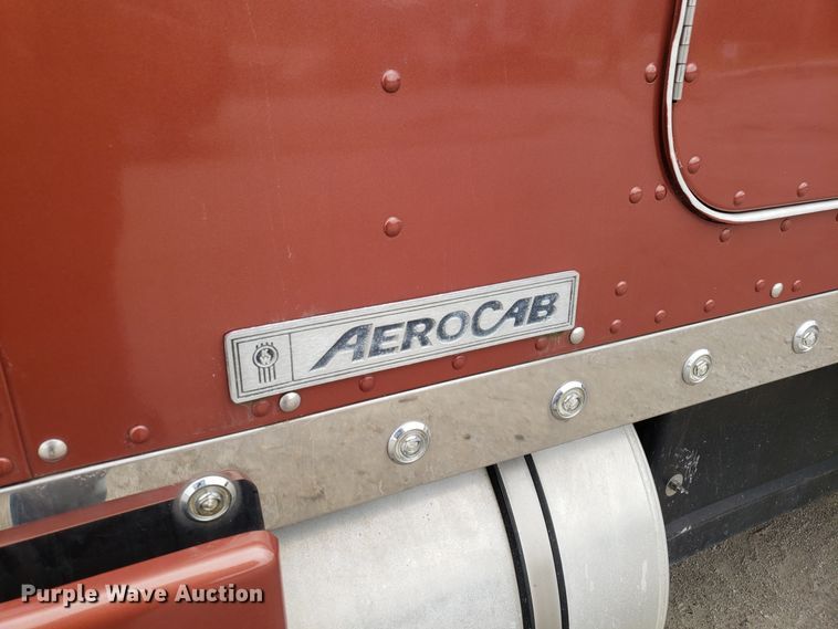 image for item ET9933 1999 Kenworth T600 utility truck