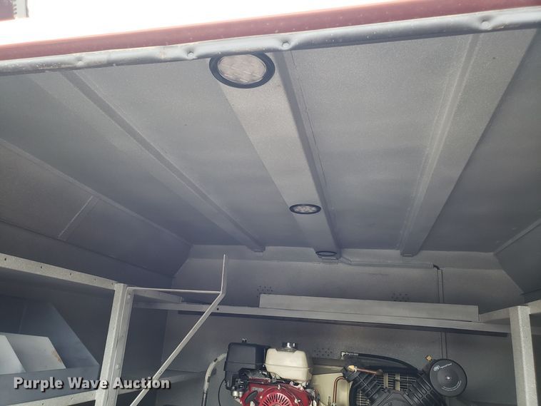 image for item ET9933 1999 Kenworth T600 utility truck