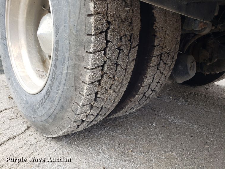 image for item ET9933 1999 Kenworth T600 utility truck