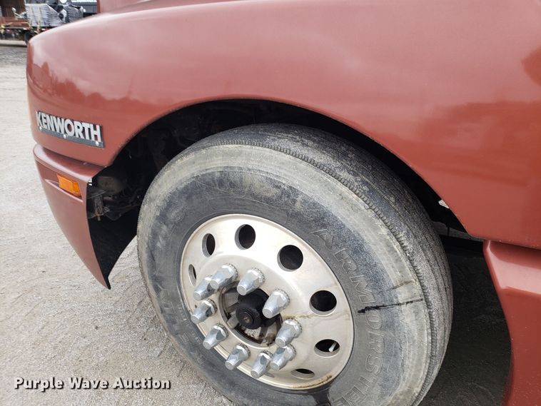 image for item ET9933 1999 Kenworth T600 utility truck