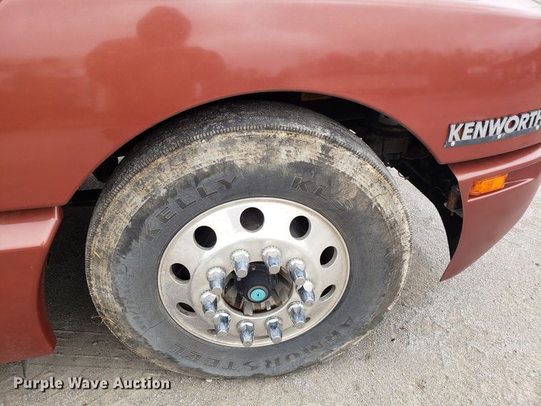 image for item ET9933 1999 Kenworth T600 utility truck