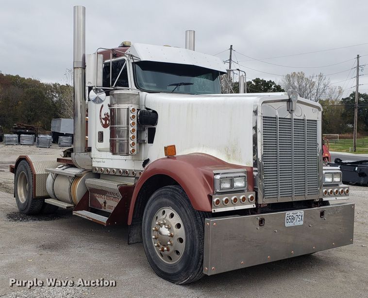 image for item ET9934 1999 Kenworth W900 semi truck