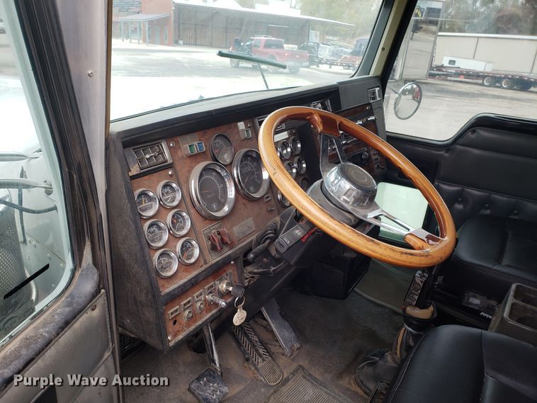 image for item ET9934 1999 Kenworth W900 semi truck