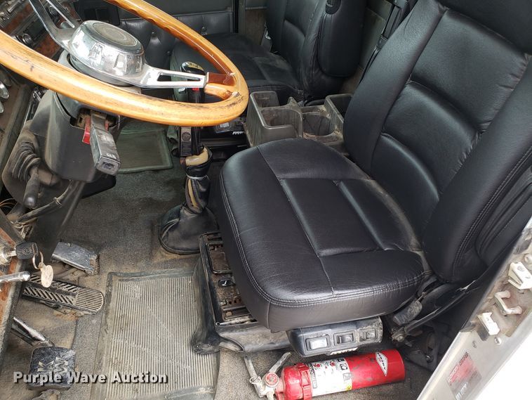 image for item ET9934 1999 Kenworth W900 semi truck