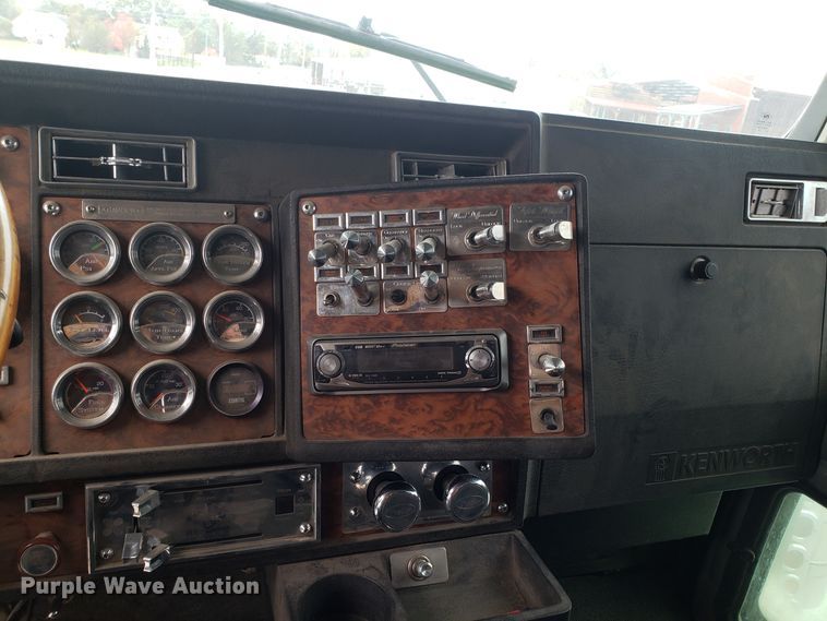 image for item ET9934 1999 Kenworth W900 semi truck