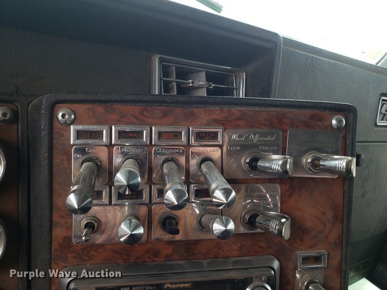 image for item ET9934 1999 Kenworth W900 semi truck