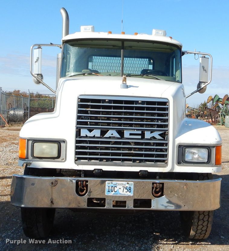 image for item FA9846 2004 Mack CH613 semi truck