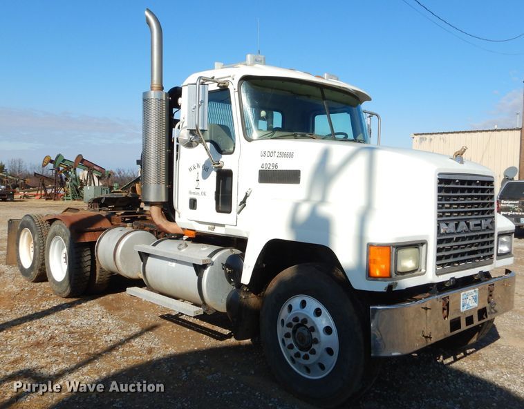 image for item FA9846 2004 Mack CH613 semi truck