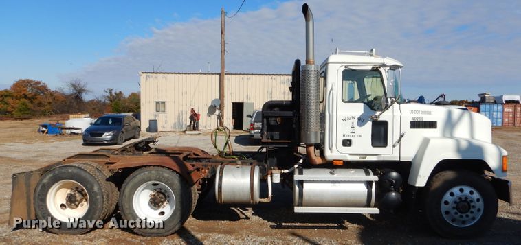 image for item FA9846 2004 Mack CH613 semi truck