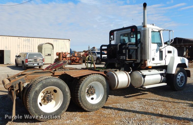 image for item FA9846 2004 Mack CH613 semi truck