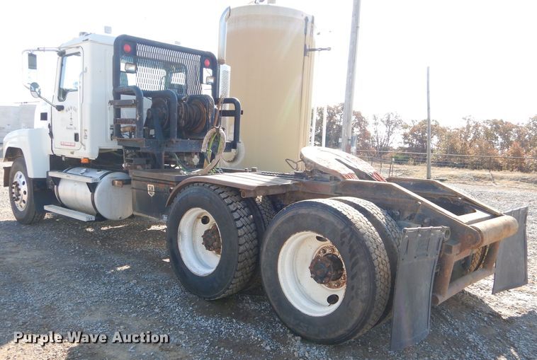 image for item FA9846 2004 Mack CH613 semi truck