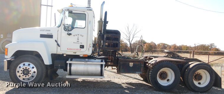 image for item FA9846 2004 Mack CH613 semi truck