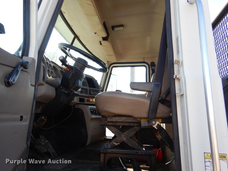 image for item FA9846 2004 Mack CH613 semi truck