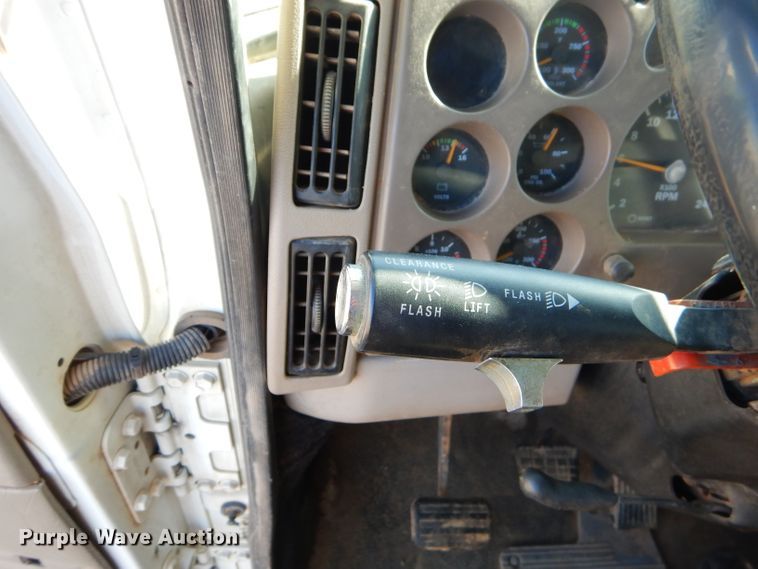 image for item FA9846 2004 Mack CH613 semi truck