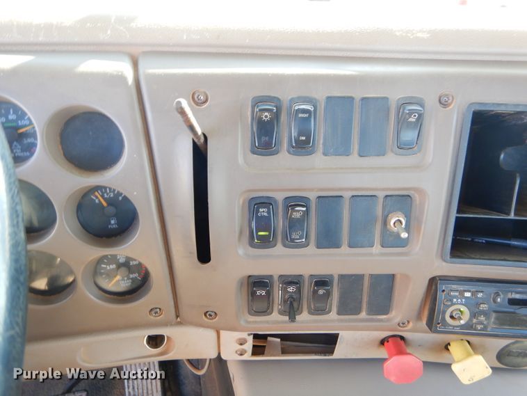 image for item FA9846 2004 Mack CH613 semi truck