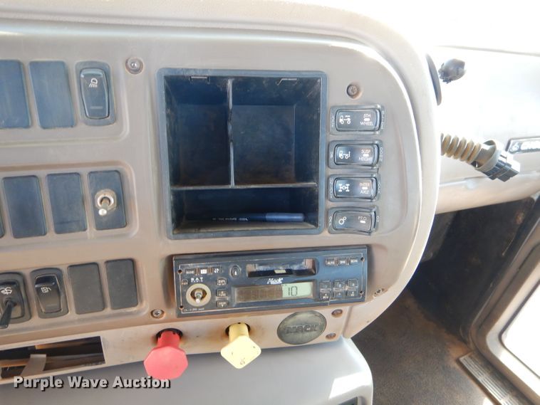 image for item FA9846 2004 Mack CH613 semi truck