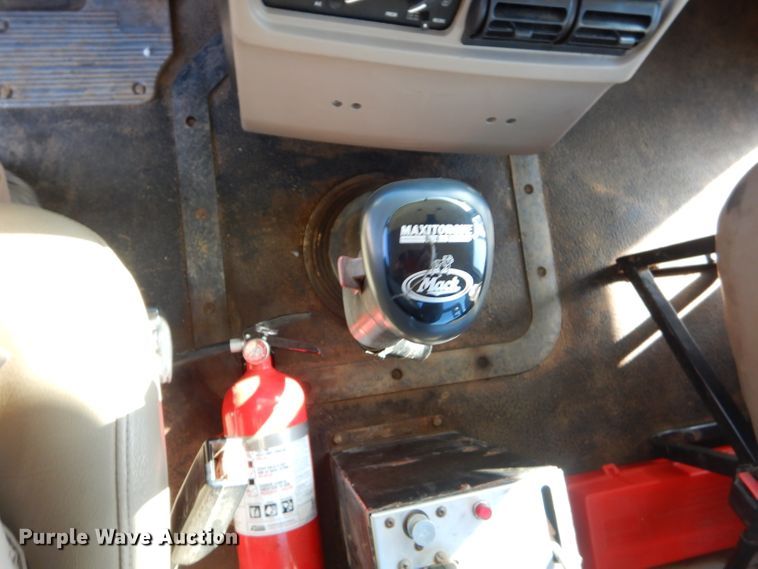 image for item FA9846 2004 Mack CH613 semi truck