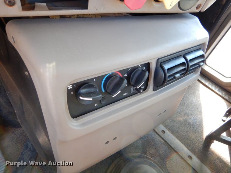 image for item FA9846 2004 Mack CH613 semi truck