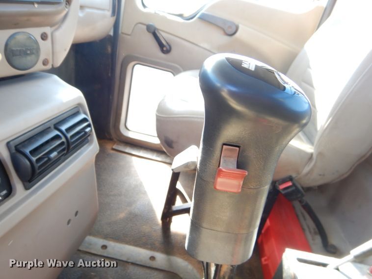 image for item FA9846 2004 Mack CH613 semi truck