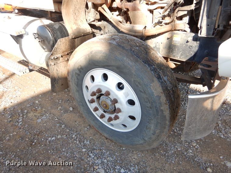 image for item FA9846 2004 Mack CH613 semi truck