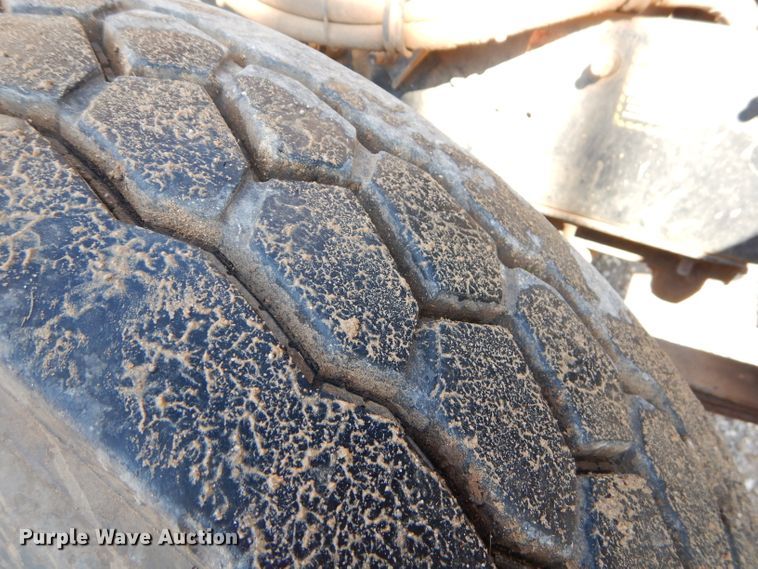 image for item FA9846 2004 Mack CH613 semi truck