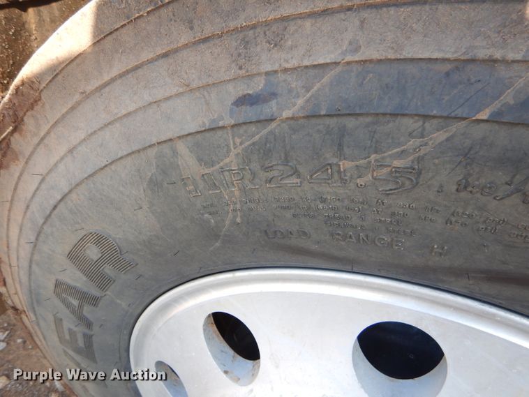 image for item FA9846 2004 Mack CH613 semi truck