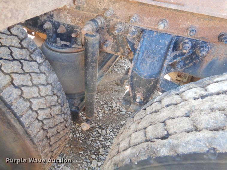 image for item FA9846 2004 Mack CH613 semi truck