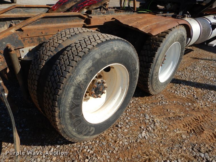 image for item FA9846 2004 Mack CH613 semi truck