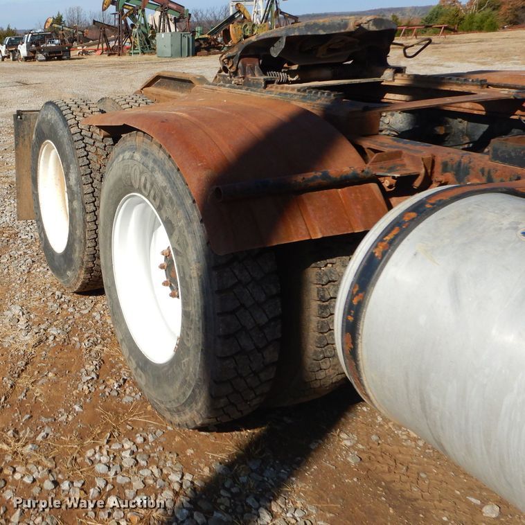 image for item FA9846 2004 Mack CH613 semi truck