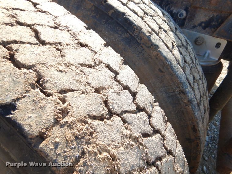 image for item FA9846 2004 Mack CH613 semi truck