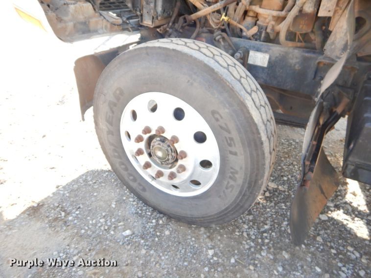 image for item FA9846 2004 Mack CH613 semi truck