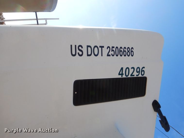 image for item FA9846 2004 Mack CH613 semi truck