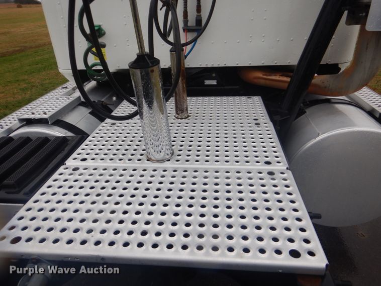 image for item FF9047 2007 International 9200i semi truck